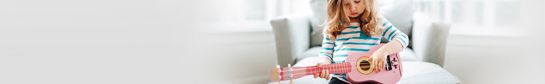Dziewczynka grająca na różowej gitarze - Celowe plany oszczędnościowe